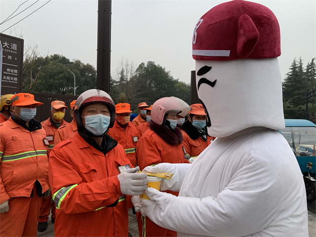 粥大白將臘八粥送至環衛工人們的手中